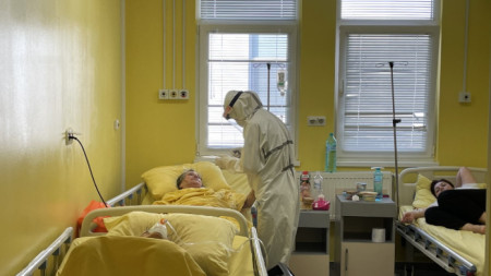 В русенските болници продължават да се приемат пациенти с коронавирусна