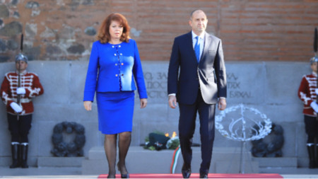 Staatspräsident Rumen Radew und Vizepräsidentin Ilijana Jotowa legten heute Blumen am Denkmal für den unbekannten Soldaten in Sofia nieder.