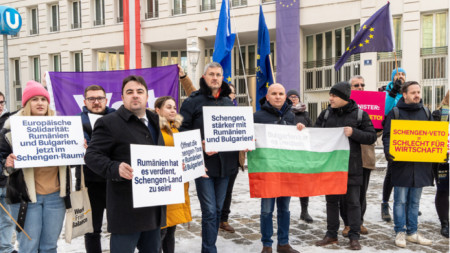 Протест на български и румънски евродепутати от 04.12.2023 г. пред вътрешното министерство във Виена, заради ветото на Австрия срещу приемането на България и Румъния в Шенгенското пространство.