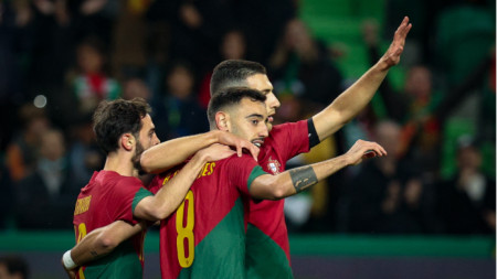 Португалците се радват след първия гол срещу Нигерия, дело на Бруно Фернандеш (№8).
