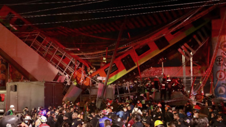 Надлез рухна в столицата на Мексико в момент в който