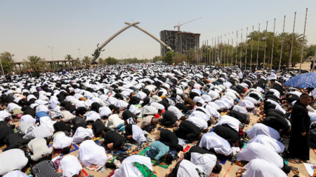 Привърженици на Муктада Садр се молят в Багдад, 5 август 2022 г.