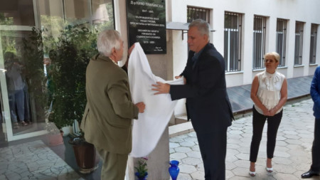 Д-р Васислав Петров и Аспарух Панов откриха паметната плоча на д-р Начо Планински пред входа на областната болница в Сливен
