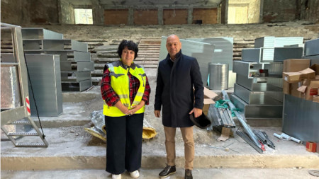 Кметът Костадин Димитров при инспекция на реконструкцията на кино 