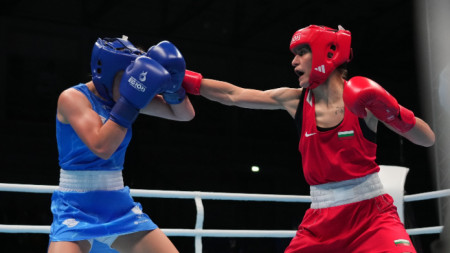 Светлана Каменова (вдясно) ще боксира срещу позната италианка.