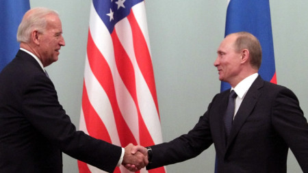 Джо Байдън, тогава вицепрезидент на САЩ, се ръкува с тогавашния руски премиер Владимир Путин по време на срещата им в Москва, 10 март 2011 г.