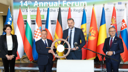 Министр регионального развития и благоустройства Иван Иванов (слева) сменил на этом посту Эльмедина Конаковича