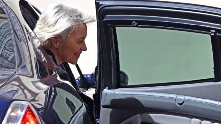 Урсула фон дер Лайен слиза от кола за среща с папа Франциск във Ватикана, 10 юни 2022 г.