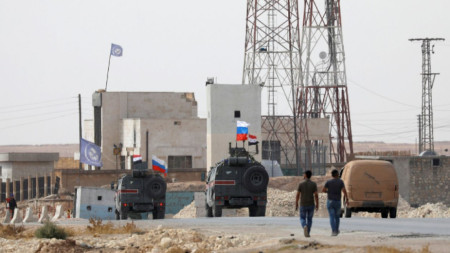 Знамена на Сирия и Русия се веят над военни машини край Манбидж.