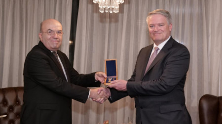 Матиас Корман (вдясно) беше награден със Златна лаврова клонка от министъра на външните работи Николай Милков