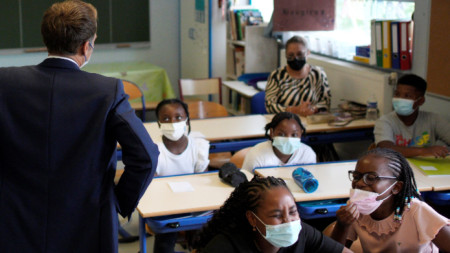 Изискването за носене на маски за учениците в основните училища