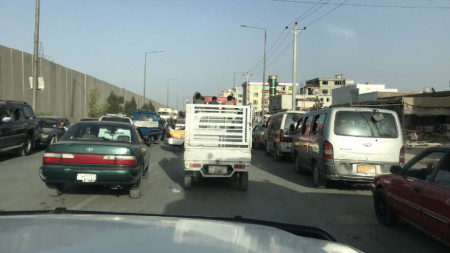 Жители на Кабул бързат към домовете си, след като талибаните влязоха в столицата на Афганистан.