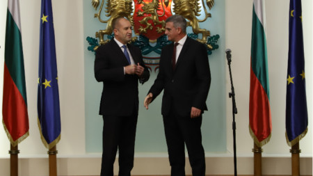Presidenti Rumen Raev (majtas) dhe Kryeministri i deritanishëm i përkohshëm Stefan Janev