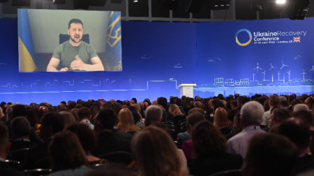 Украинският президент се включи в конференцията посредством видеовръзка, 21 юни 2023 г.
