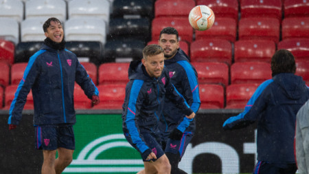 Играчът на Севиля Иван Ракитич (в средата) тренира с настроение в Манчестър.