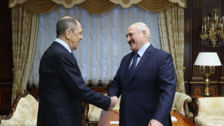 Сергей Лавров (вляво) и Александър Лукашенко на срещата им в Минск. 
