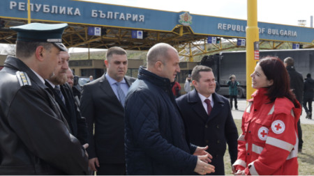 President Rumen Radev (in the middle) visited the Danube Bridge border crossing.