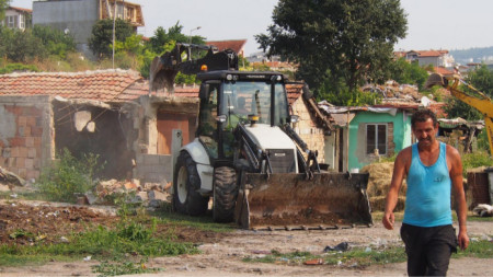 Събаряне на незаконни ромски къщи във варненското гето 