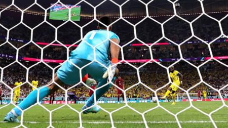 Енер Валенсия бележи за Еквадор от дузпа срещу Катар