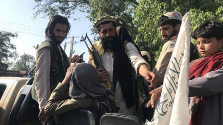 Патрул на талибаните в превзетия град Джалалабад. Бунтовниците достигнаха покрайнините на столицата Кабул.