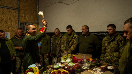 Украински свещеник благославя войници в Днепропетровск, 5 май 2024 г. 