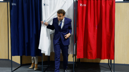 Кандидат президентите на Франция Еманюел Макрон и Марин льо Пен гласуваха