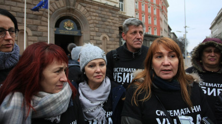 Майките носят сиви шалове в знак, че заради оставката на Симеонов се е появила надежда за тяхната кауза
