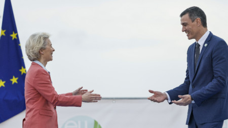 Председателката на Европейската комисия Урсула фон дер Лайен (вляво) и министър-председателят на Испания Педро Санчес