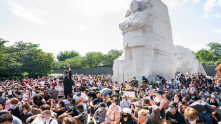 Протестиращи край мемориала на Мартин Лутър Кинг във Вашингтон, 4 юни 2020 г.