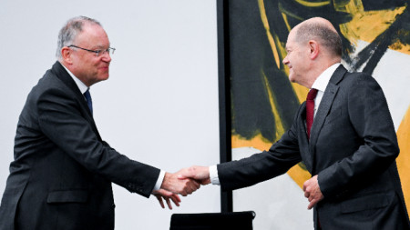 Премиерът на провинция Долна Саксония Щефан Вайл (вляво) се ръкува с германския канцлер Олаф Шолц след среща на регионалните премиери в канцлерството в Берлин, 4 октомври 2022 г.