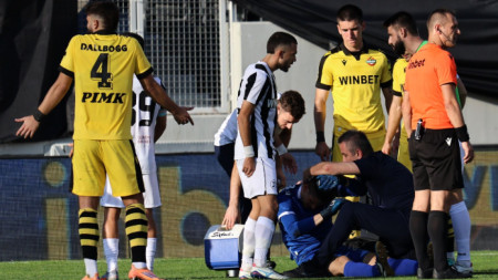 Вратарят Наумов лежи на земята след удара с бутилка.