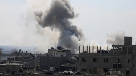 Изглед към Газа след един от израелските въздушни удари