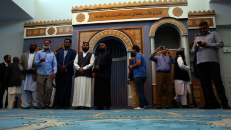 Мюсюлмани, живеещи в Атина, посетиха новоизградената джамия в гръцката столица.