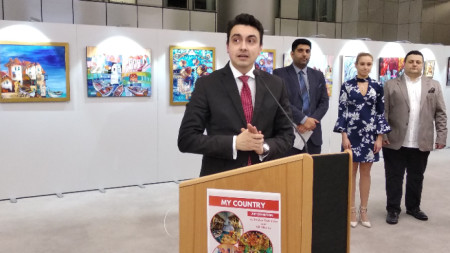 Момчил Неков открива в Европарламента изложба на млади български художници, озаглавена „Моята страна“.