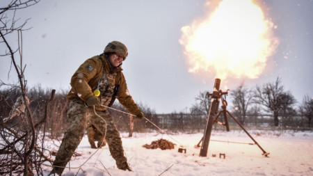 Украински бойци стрелят с минохвъргачка от позиция в Донецка област, 17 февруари 2023 г.