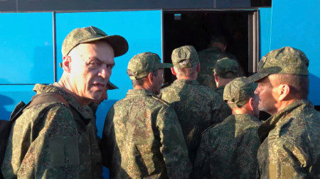 Руски военнопленници на летище 
