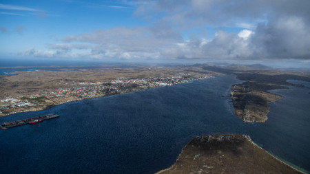 Изглед към Порт Стенли, столица на Фолклендските острови.