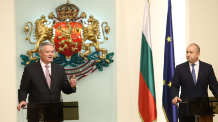 Генералният секретар на ОИСР Матиас Корман (вляво) и президентът на България Румен Радев