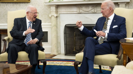 Президентите на САЩ и Израел Джо Байдън (вдясно) и Реувен Ривлин разговарят в Белия дом във Вашингтон.