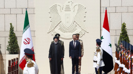 Иранският президент Ебрахим Раиси (вляво) и сирийският му колега Башар Ал Асад (вдясно) по време на церемонията по посрещането в Дамаск, Сирия, 3 май 2023 г.