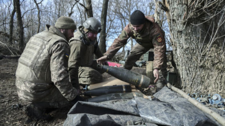 Украински военни подготвят снаряди на позиция в Запорожка област