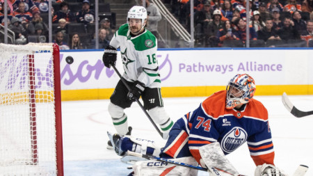 Стийл бележи гол във вратата на Едмънтън.