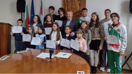 Кметът Златко Живков връчи стипендии на изявени деца и младежи.