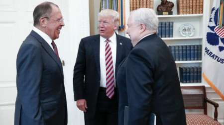 Руският външен министър Сергей Лавров с Доналд Тръмп и с тогавашния посланик на Москва Сергей Кисляк в Белия дом (10 май 2017 г.)