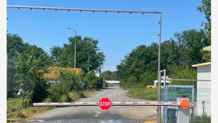 зад тази бариера се намира затворената временно ферма за норки край село Маджерито, Старозагорско 