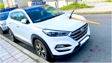 В Бургас автомобил на украинско семейство осъмна със забита кирка