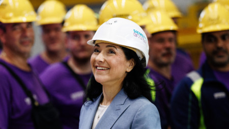 Германският министър на икономиката Катерина Райхе по време на посещение в Siemens Energy в Берлин, 5 август 2025 г.