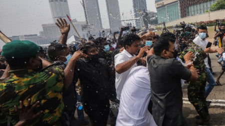 Гневна тълпа подпали в Шри Ланка няколко къщи на президента