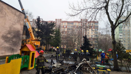 Спасителни екипи работят на мястото на катастрофата в детска градина в Бровари, на около 40 км от Киев1 18 януари 2023 г.