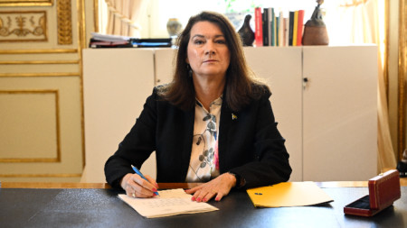Шведският външен министър Ан Линде подписа искането за членство в НАТО